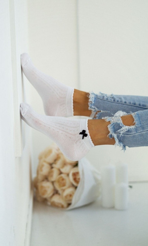 0859 Дамски крака с панделка Милена - стил и комфорт - бяло 2 (черна панделка)