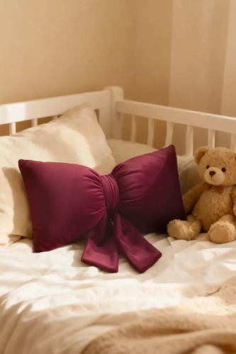 Коледна възглавничка с панделка от Needle and Thread – бордо кадифена възглавничка, сертифицирана от Oeko-Tex