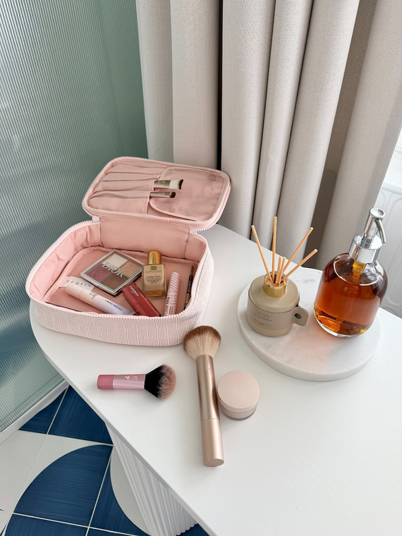 Козметичка Large Sensis – Елегантна, Място за Четки, С Ребрист Материал и цип