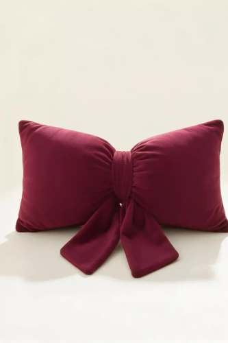 Коледна възглавничка с панделка от Needle and Thread – бордо кадифена възглавничка, сертифицирана от Oeko-Tex