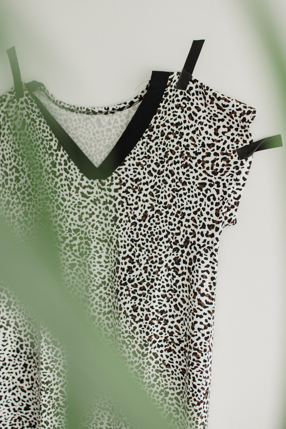 853 Kendall De Lafense - Нощница от вискоза Panther - екрю с леопардов принт