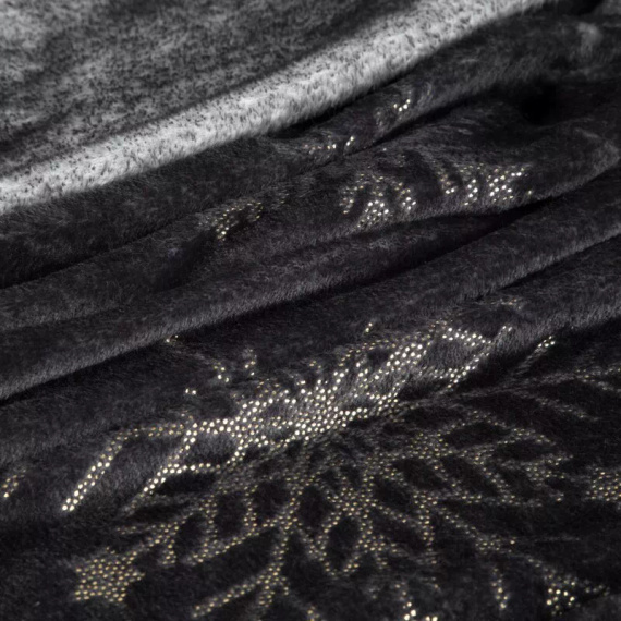 Коледно одеяло Eurofirany със снежинки в черно-златна гама – меко микрофибърно одеяло, 240 г/м²