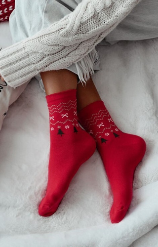 1283-035 Дамски червени коледни чорапи Милена - цветни, памучни, с лурекс
