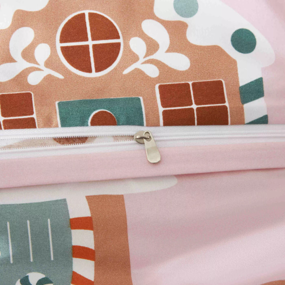 Комплект спално бельо Gingerhouse Microsatin, Коледни къщички от джинджифил, Розов I25, Спално бельо от игли и нишки – Меко, гладко и издръжливо