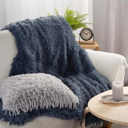 Одеяло Adore, рошаво, пухкаво покривало за легло Eurocurtains, тъмносиньо
