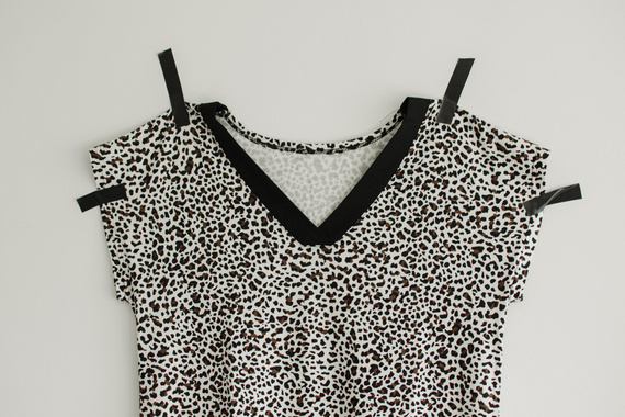 853 Kendall De Lafense - Нощница от вискоза Panther - екрю с леопардов принт