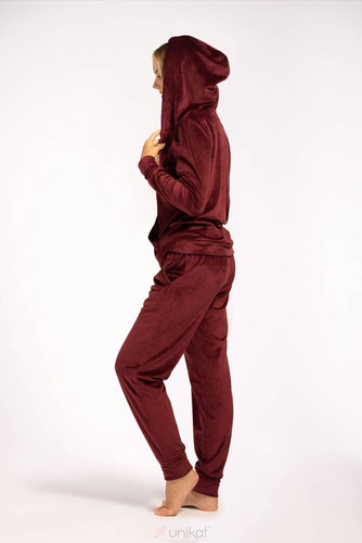 Имат уникален анцуг в цвят бордо