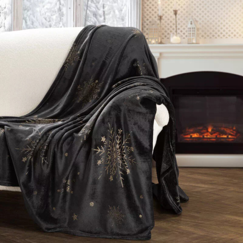 Коледно одеяло Eurofirany със снежинки в черно-златна гама – меко микрофибърно одеяло, 240 г/м²
