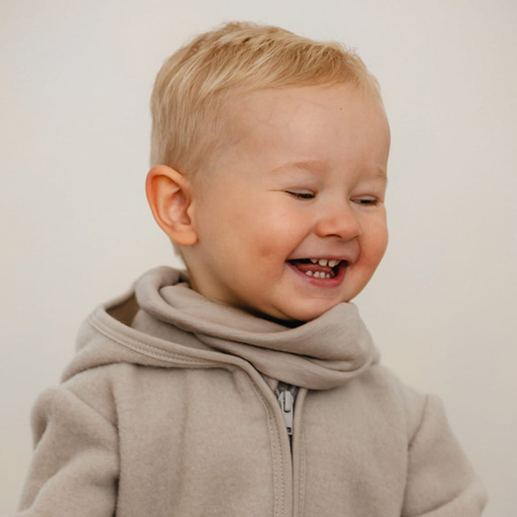 Детски шал Eevi от мериносова вълна - бежов, мек и дишащ