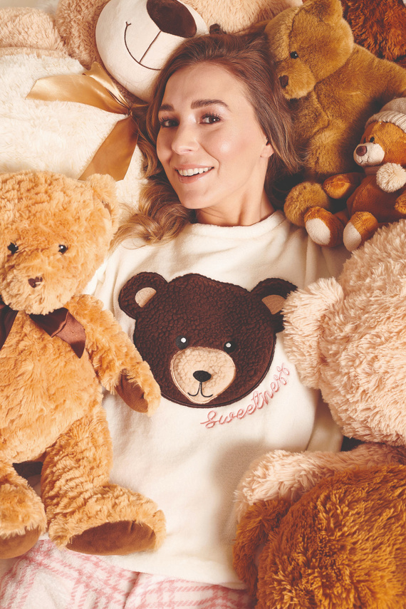 Дамска пижама Madlen Sorbetto екрю - полар, с бродерия на мече и панталон на каре