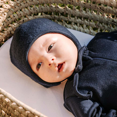 Мериносова бебешка шапка Eevi, тъмносиня – 100% мериносова вълна, терморегулация