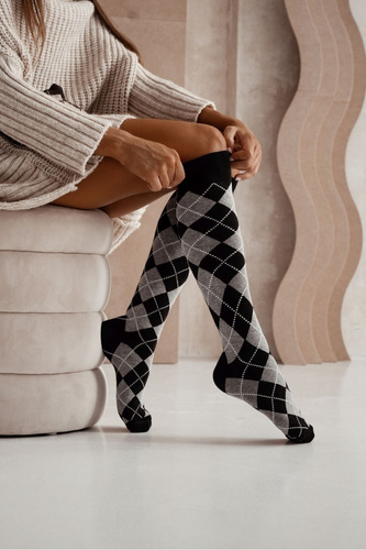 0248.015 Дамски чорапи до коляното Diamonds Milena в черно - диамантена шарка, ретро стил