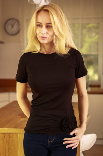 Дамска блуза Lily Mirale от вискоза - къс ръкав, декоративна роза - черна